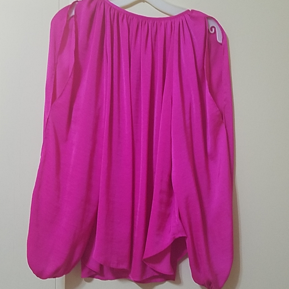 🌸BOGO🌸Jennifer Lopez cut-out sleeve Top Size M - Picture 3 of 6
